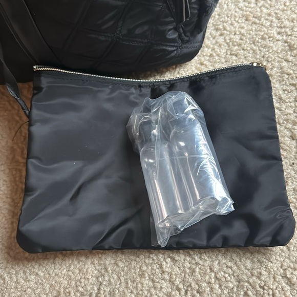 Joan & David 18“ Diamond Quilted Nylon Weekender Duffle Bag - used once. - Picture 8 of 16